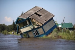 Rumah yang hancur terlihat di Kota Tulun yang terkena banjir di Wilayah Irkutsk, Rusia 1 Juli 2019. (Foto: REUTERS/Alexey Golovshchikov)