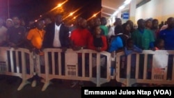 La mobilisation des fans de Rigobert Song à l'aéroport de Yaoundé, fiers de revoir leur héros debout, 1er avril 2017. (VOA/Emmanuel Jules Ntap)