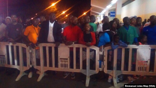 La mobilisation des fans de Rigobert Song à l'aéroport de Yaoundé, fiers de revoir leur héros debout, 1er avril 2017. (VOA/Emmanuel Jules Ntap)