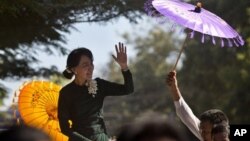 Aung San Suu Kyi tiba di kota Monywa, Burma barat laut, di mana terjadi sengketa perluasan tambang tembaga antara polisi dan warga setempat (29/11). 
