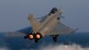 Un avion de chasse Rafale est catapulté pour une mission sur le porte-avions phare de Charles de Gaulle dans le Golfe Persique, 13 janvier 2016. 