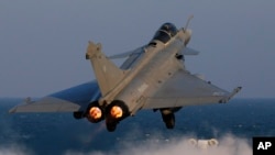 Un avion de chasse Rafale est catapulté pour une mission sur le porte-avions phare de Charles de Gaulle dans le Golfe Persique, 13 janvier 2016.