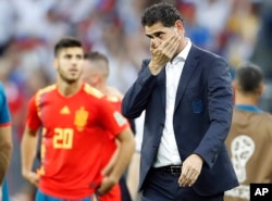 El entrenador de España, Fernando Hierro, reacciona después de que su equipo perdiera por penales durante el partido de octavos de final entre España y Rusia en la Copa Mundial de fútbol 2018 en el Estadio Luzhniki en Moscú, Rusia, el domingo 1 de julio de 2018.