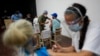 Los trabajadores de la salud administran a las personas una dosis de la vacuna china Sinopharm en Caracas, el 3 de septiembre de 2021.