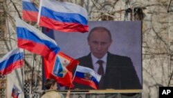 Hàng ngàn người thân Nga theo dõi bài diễn văn của Tổng thống Nga Putin về vấn đề Crimea được truyền hình trực tiếp ở Sevastopol, Crimea, 18/3/2014.