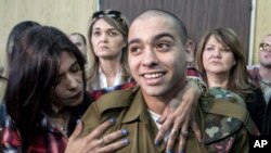 Tentara Israel Elor Azaria bersama ibunya, seusai mengikuti sidang di Tel Aviv, Israel (21/2).