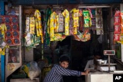 Paket mie Maggi dipajang di sebuah toko di New Delhi, India, 3 Juni 2015. (AP/Tsering Topgyal)