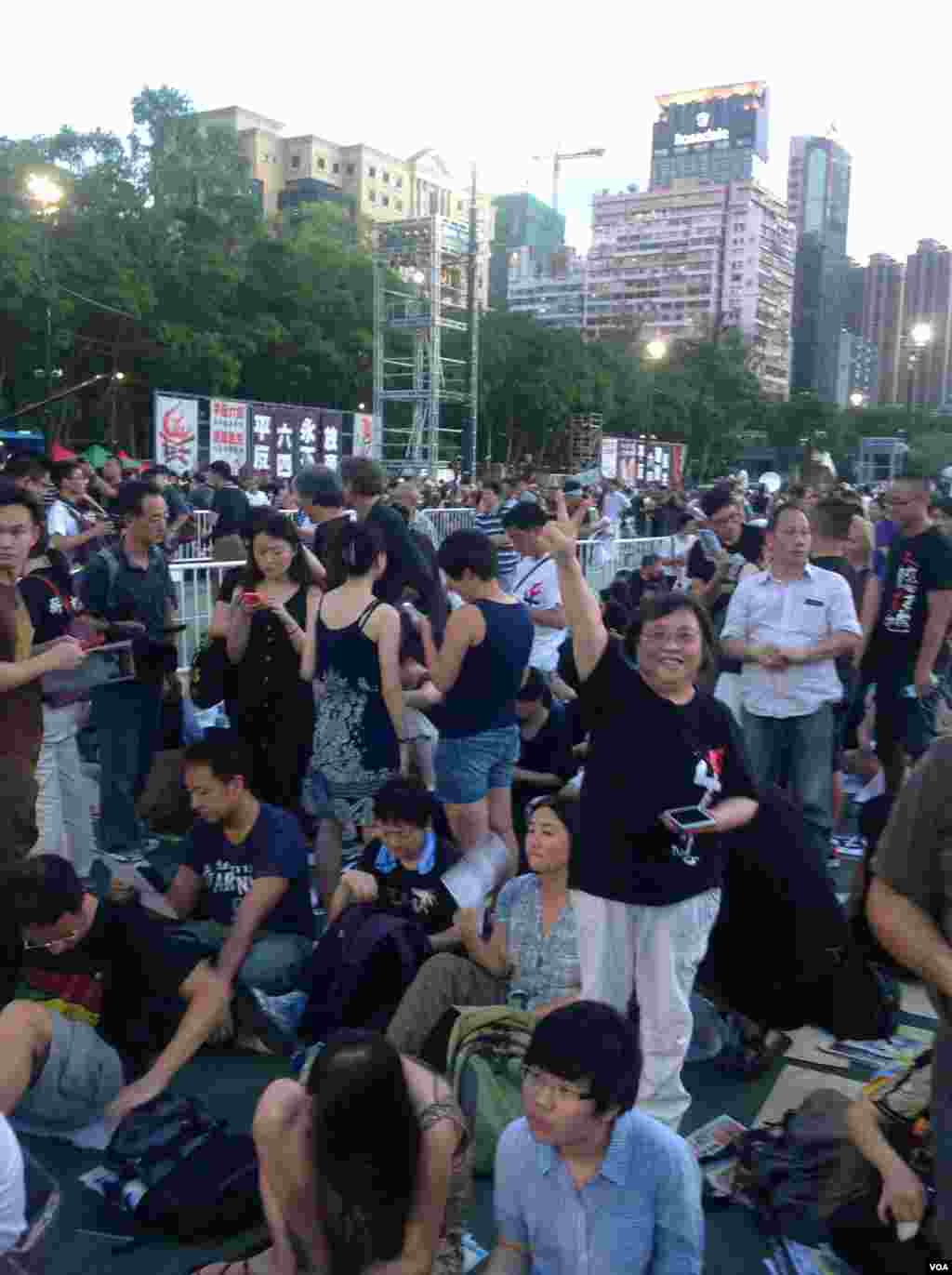 香港2014年六四烛光晚会开始前的景象 (美国之音海彦拍摄)
