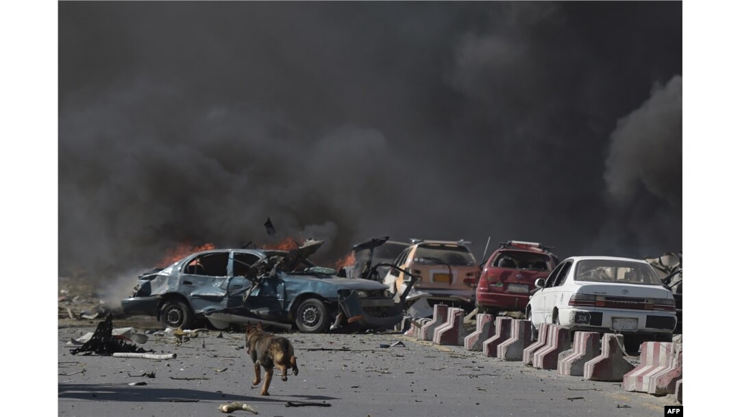 Portlash yuz bergan hududda quyuq qora tutun ko'tarilmoqda, Kobul, Afg'oniston, 31-may, 2017-yil
