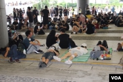 立法会示威区内席地而躺的抗议者不愿离去 （美国之音记者申华拍摄）