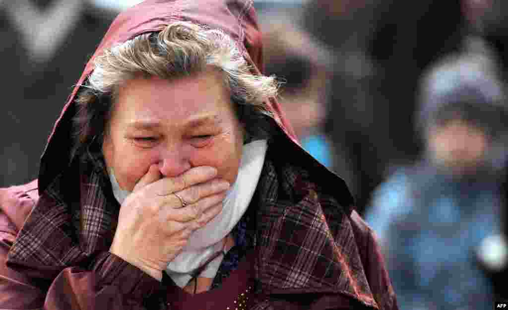 Seorang perempuan menangis di bandara internasional Pulkovo, St. Petersburg. Rakyat Rusia berkabung setelah sebuah pesawat berisi wisatawan Rusia jatuh di Sinai, Mesir, dan menewaskan ke-224 orang didalamnya. Ini adalah kecelakaan udara terparah yang pernah dialami negara itu.