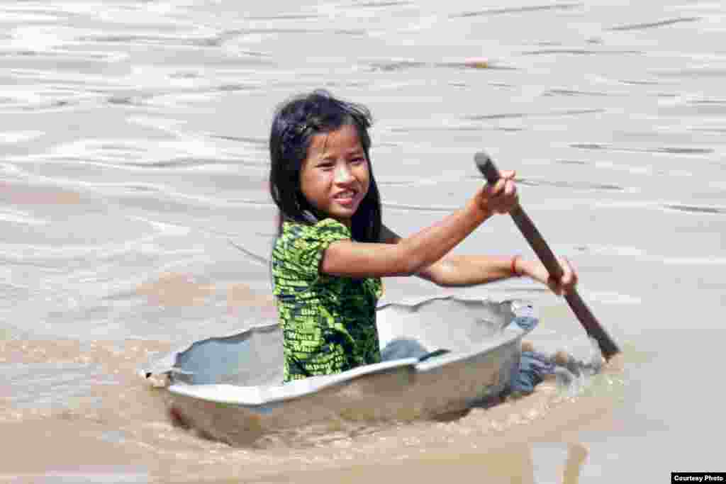 Cô bé dùng chậu thau để di chuyển trong Đại Hồ của Campuchia (Ảnh do Ngo Thiet Hung, độc giả VOA ở Campuchia gửi)