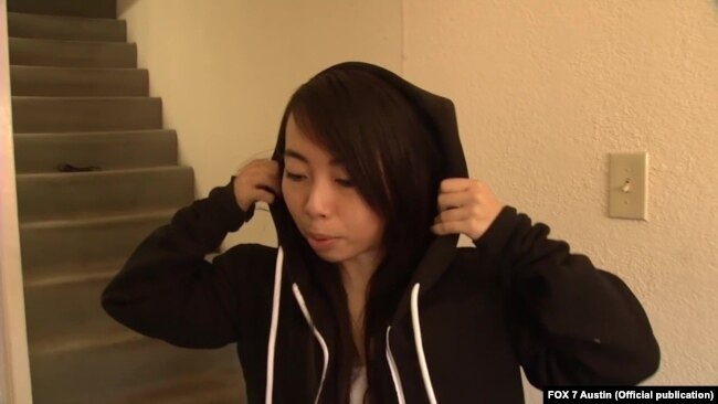 Vy Trần cho phóng viên áo hoodie chống đạn do cô sáng chế (Ảnh: FOX 7 Austin)