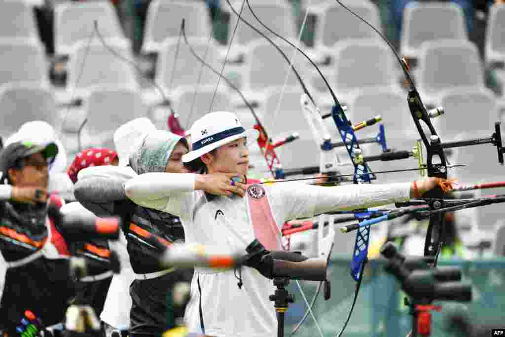 Atlet Korea Selatan, Kong Chaeyong (tengah) bertanding di putaran kualifikasi panahan nomor recurve putri di Asian Games 2018 di Jakarta.