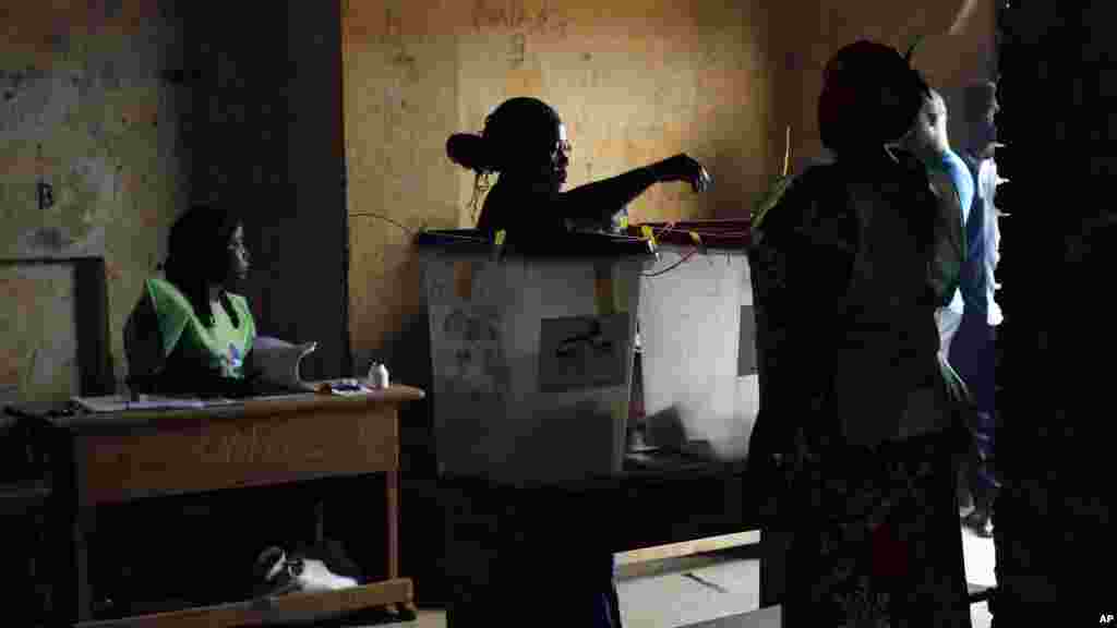Une femme vote lors du second tour de l&#39;élection présidentielle couplée aux législatives dans le quartier Fatima de Bangui, République centrafricaine, 14 février 2016.
