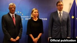 ARHIVA - Specijalna predstavnica EU Federika Mogerini sa predsednicima Kosova i Srbije, Hašimom Tačijem i Aleksandrom Vučićem