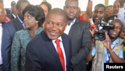 FILE: Frelimo presidential candidate Filipe Nyusi casts his ballot in the general election at a secondary school in Maputo, Oct. 15, 2014. 