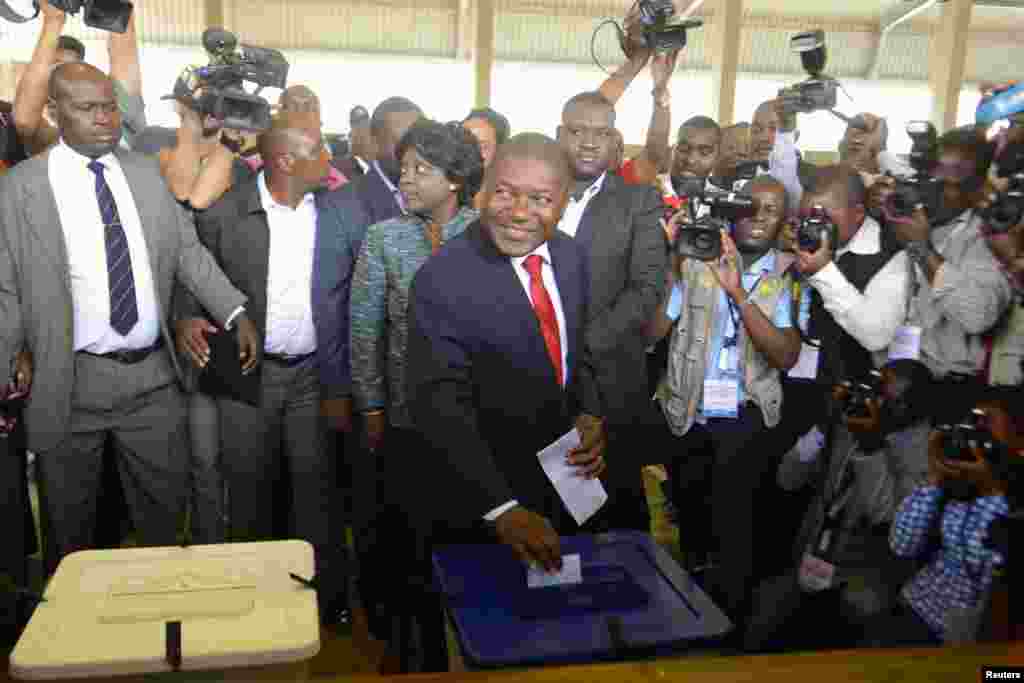 Frelimo presidential candidate Filipe Nyusi casts his ballot in the general election at a secondary school in Maputo. 