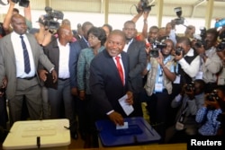 Frelimo presidential candidate Filipe Nyusi casts his ballot in the general election at a secondary school in Maputo, Oct. 15, 2014.