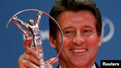 Sebastian Coe , président du comité d'organisation des Jeux Olympiques de Londres , pose avec sa Laureus Lifetime Achievement Award en 2013 au cours des Laureus World Sports Awards , au Théâtre Municipal de Rio de Janeiro 11 Mars 2013. REUTERS/Sergio Moraes (BRAZIL - Tags: SPORT OLYMPICS ENTERTAINMENT) - RTR3EV5C