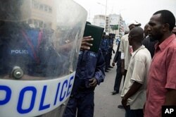 Face à face entre partisans de l'opposition et policiers anti-émeute à Kinshasa, le 13 octobre 2011