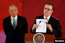 Министр иностранных дел Мексики Марсело Эбрард и президент Мексики Андрес Мануэль Лопес Обрадор во время пресс-конференции в Мехико, Мексика, 10 июня 2019 года