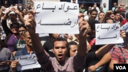 Người biểu tình Ai Cập cầm biểu ngữ phản đối quyết định của Tổng thống Ai Cập el-Sissi tặng 2 hải đảo cho Ả Rập Xê Út, ngày 15/4/2016.