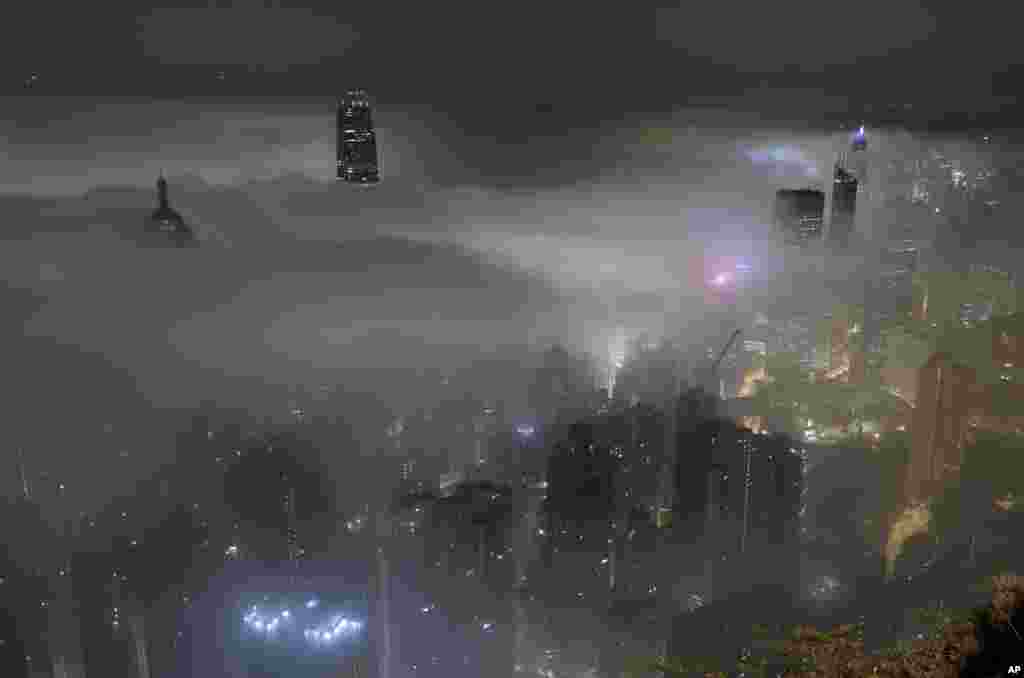Gedung-gedung tinggi diselimuti kabut tebal di pelabuhan Victoria, Hong Kong.