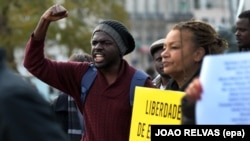 Manifestantes em Portugal pedem liberdade de expressão em Angola, depois da sentença aos activistas em Luanda. 28 de Março