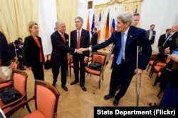 US Secretary of State John Kerry shakes hands with French Foreign Minister Laurent Fabius before resumption of Iranian nuclear negotiations in Vienna, Austria, July 10, 2015.