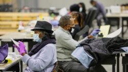 Punonjësit zgjedhorë në Xhorxhia duke kontrolluar për parregullsi në vota