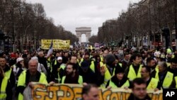 Manifestantes del chaleco amarillo marchan por la avenida de los Campos Eliseos en París, en esta foto del 2 de marzo de 2019.
