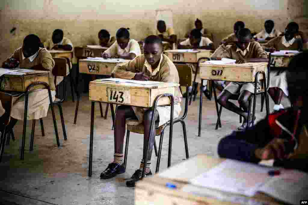케나 야권 지지층이 거주하는 마타레 난민촌의 초등학교에서 학생들이 초등교육 증명서를 받기 위한 시험을 치고 있다. 케냐는 최근 대통령 재선거를 치르며 극심한 정치 혼란을 겪고 있다. 마타레에서도 반정부 시위대와 경찰의 충돌이 있었다.