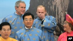 Chủ tịch Việt Nam Nguyễn Minh Triết, Tổng thống George W. Bush, Chủ tịch Trung Quốc Hồ Cẩm Đào, Tổng thống Nga Vladimir Putin và Tổng thống Chile Michelle Bachelet tại hội nghị thượng đỉnh APEC ở Việt Nam năm 2006.