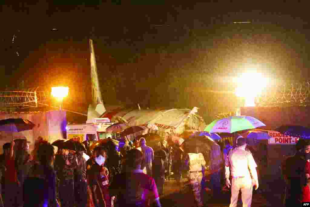 بھارتی میڈیا نے ابتدائی رپورٹس میں بتایا کہ پائلٹس نے طیارے کو دو مرتبہ رن وے پر اتارنے کی کوشش کی، مگر بارش کی وجہ سے طیارہ پھسل گیا جس کے سبب وہ جہاز پر کنٹرول نہ رکھ سکے۔ &nbsp;