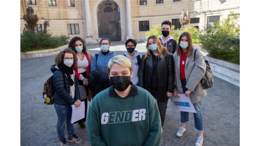 Matteo Coccimiglio berfoto bersama teman-teman sekolahnya di depan sekolah seni Ripetta di Roma, Rabu, 24 Maret 2021.