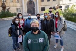 Matteo Coccimiglio berfoto bersama teman-teman sekolahnya di depan sekolah seni Ripetta di Roma, Rabu, 24 Maret 2021.