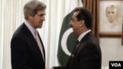 Senator AS John Kerry (kiri) bertemu PM Yusuf Raza Gilani di Islamabad (16/5). Kerry mengatakan kunjungannya untuk memperbaiki hubungan bilateral yang tegang pasca penggerebekan Bin Laden.