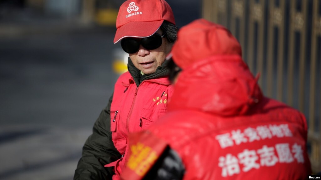 资料照：北京街头穿着红外衣的大妈担任治安志愿者。（2017年3月2日）(photo:VOA)