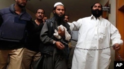 파키스탄 당국에 체포된 바라다르(가운데) 모습. (자료사진)
