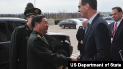 2012年美国国防部负责政策的副部长詹姆斯·N.·米勒五角大楼会见中国人民解放军副总参谋长戚建国(资料照片)