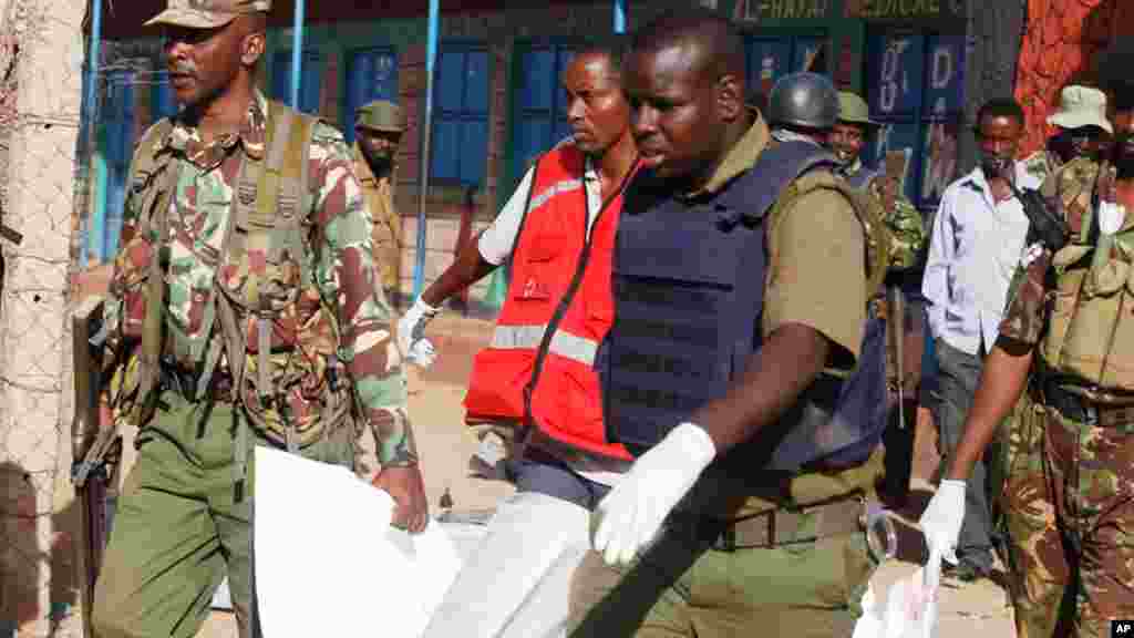 Des militaires kenyans transportent un corps à Mandera, au Kenya, le mardi 7 juillet, 2015