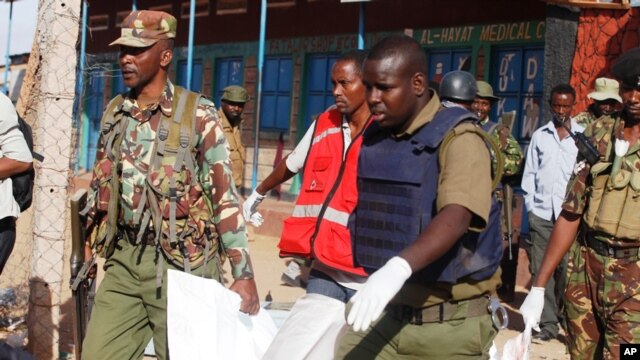 Soldados y rescatistas llevan el cuerpo de la víctima de un ataque en Mandera, Kenya, en el que murieron al menos 14 personas. Julio 7 de 2015,