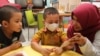 Seorang relawan Yayasan Onkologi Anak Indonesia (YOAI) bermain bersama anak-anak yang sedang menjalani perawatan kanker, September 2019. (Foto: Yayasan Onkologi Anak Indonesia)