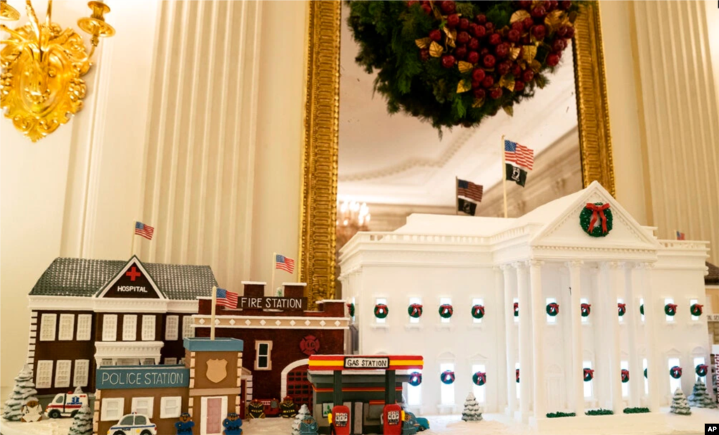 Casas de pan de jengibre en el Salón Este de la Casa Blanca durante una vista previa para la prensa de las decoraciones navideñas de la Casa Blanca, el 29 de noviembre de 2021.