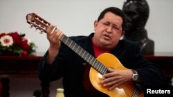 Ugo Čaves svira gitaru tokom zasedanja vlade u Karakasu