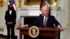 Joe Biden salue l'adoption par le Congrès de son gigantesque plan de relance
