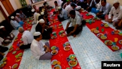 Kaum Muslim berdoa sebelum berbuka puasa di bulan Ramadan di sebuah masjid, 1 Juli 2014.