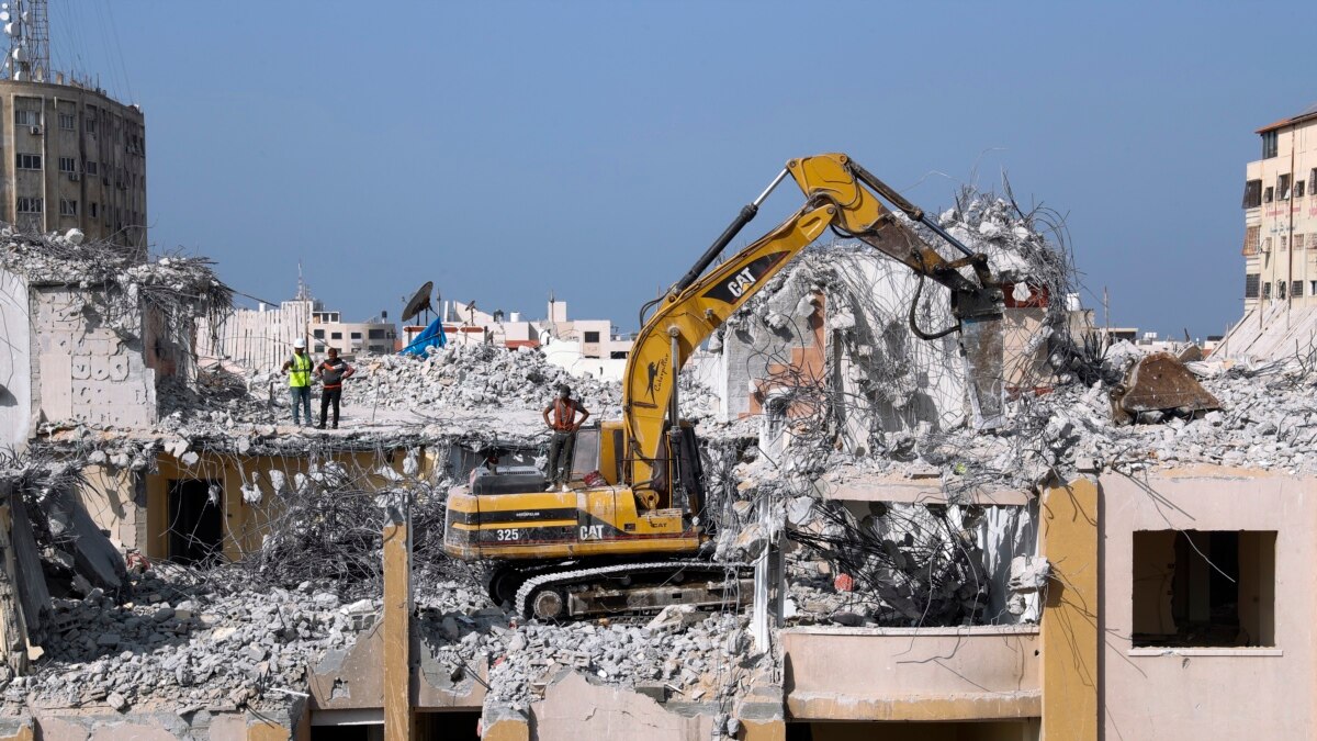 Rubble Brings Opportunity, and Risk, in War-scarred Gaza