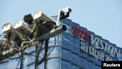 在位於中國浙江省杭州市的中國視頻監控公司海康威視總部附近可見監控攝像頭。（資料照片，2019年5月22日）